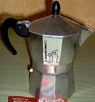 Una caffettiera con l'immagine dell'Omino Lagostina